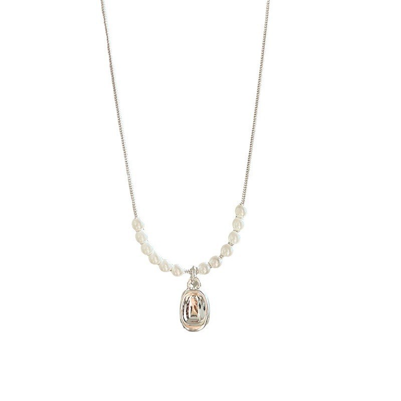 This simple and compact metal heart-shaped necklace is a niche design for women, featuring a light luxury collarbone chain accessory. It is a versatile and elegant necklace accessory Item Picture