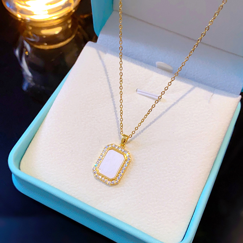 A simple and fashionable European and American geometric small square titanium steel necklace, a light luxury collarbone chain design accessory with a unique feminine charm Specification drawing