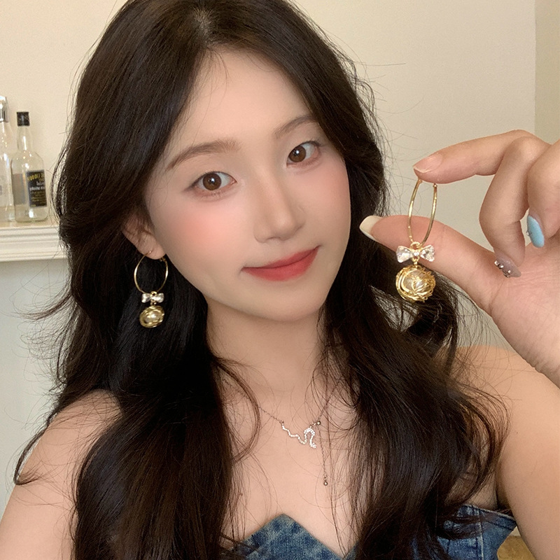 The hollowed-out Bird's Nest pearl stud earrings from Dongdaemun, South Korea, exude an elegant feminine charm. The bow stud earrings are a new type of earrings from 2025 Application Scenario