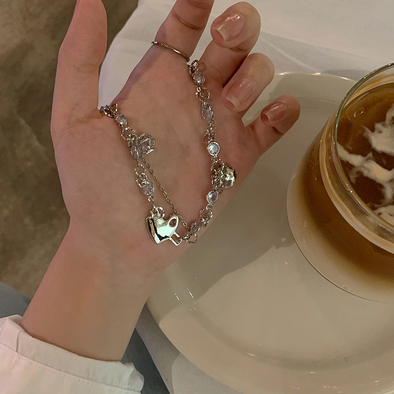 A sweet and cool girl wears a heart-shaped titanium steel necklace. A cold and elegant girl has a zircon collarbone chain and a fashionable and individual necklace Application Scenario