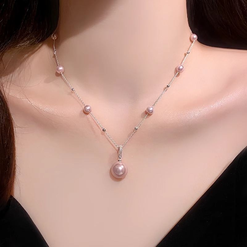 The Manta rose-colored pearl pendant necklace is a fashionable new design with a sense of light luxury and elegance. It is a neckchain and collarbone chain for women full figure