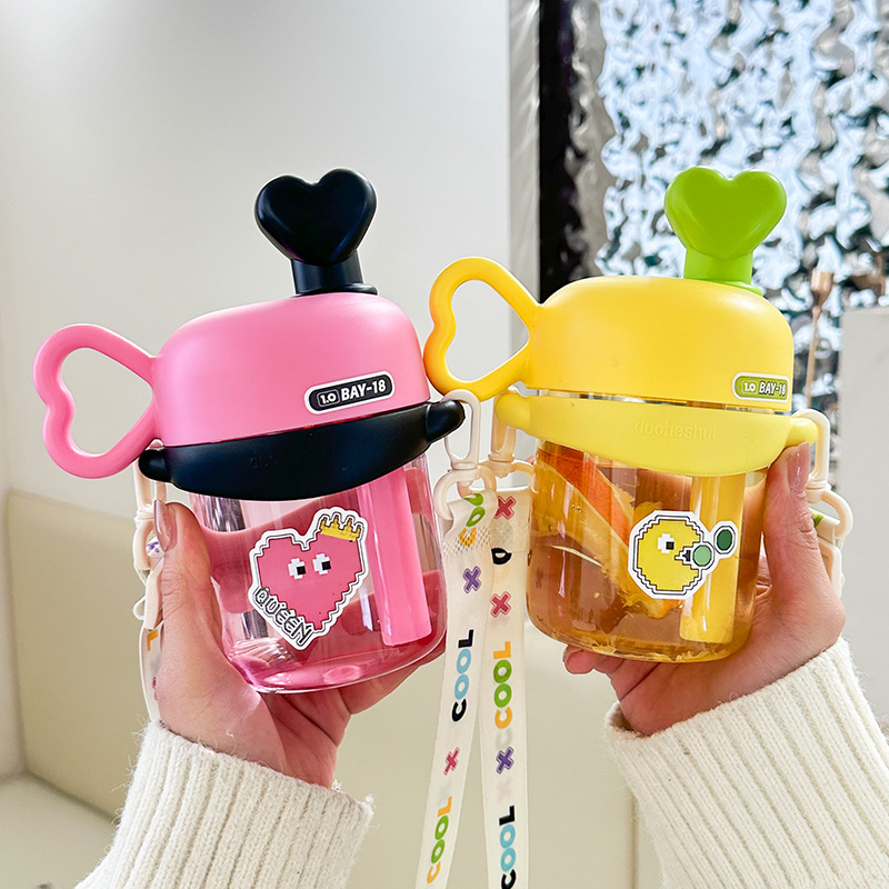 The "Love Girl" water cup is creative, cute and novel. It is a portable straw cup with a high level of appearance and a slanted outdoor student plastic cup full figure
