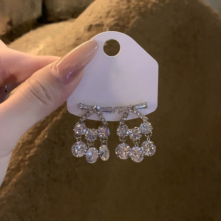 Gentle, sweet, exquisite, and heavily crafted micro-set sparkling diamond tassel earrings, feminine charm, slimming, individual style, and fashionable earrings details Picture