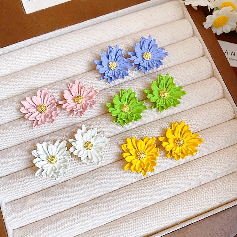 Spring bestsellers: Fresh and delicate dopamine-colored flower earrings, versatile and elegant Daisy stud earrings details Picture