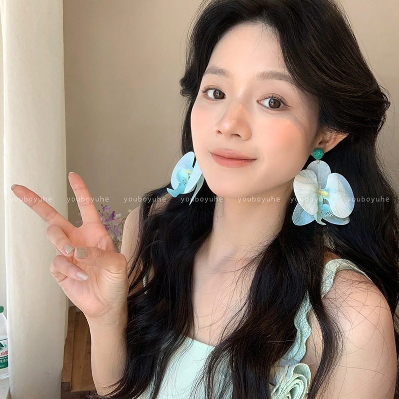 Scorching sun! Summer seaside travel photos, huge photos, Phalaenopsis flower stud earrings, exaggerated and personalized earrings for women Application Scenario