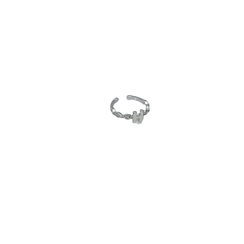 H-letter chain ring, a niche design for women, exudes a sense of sophistication and elegance. It features a geometric index finger opening that can be adjusted, making it a light luxury ring Item Picture