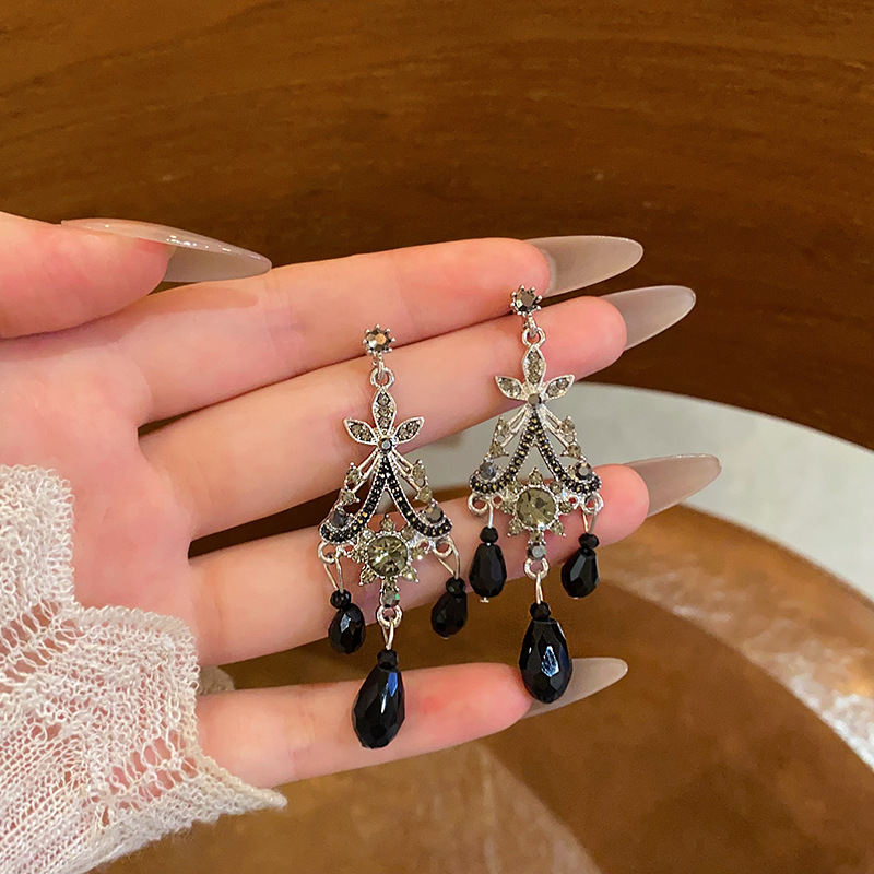 Black crystal tassel pendant earrings, women's classical court-style Baroque retro earrings, light luxury and high-end dress full figure