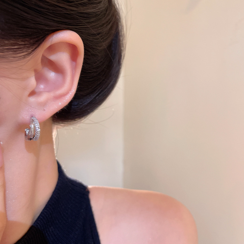 Micro-inlaid zircon circular stud earrings for women on Instagram, a trendy and versatile, niche Korean light luxury exquisite earring accessory, a bestseller Application Scenario