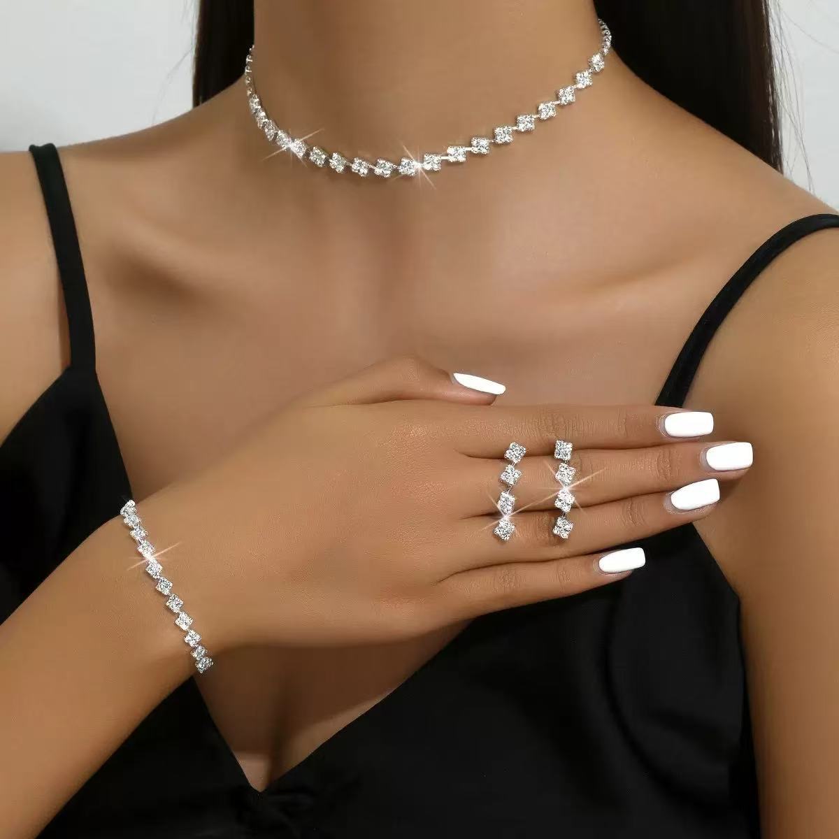 Korean shiny and fashionable rhinestone necklace, earrings set, wedding bride's accessory set, chain, glittering diamond three-piece set N5570 full figure