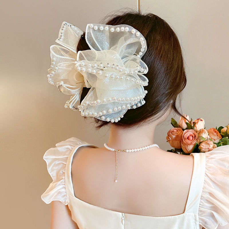 High-end and elegant bubble claw clip, new pearl cloud hair clip, large hair volume, shark clip at the back of the head accessory Application Scenario