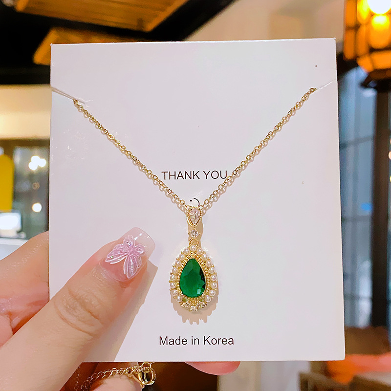 Fashionable and retro pearl, ruby and emerald necklace, feminine and light luxury titanium steel collarbone chain, personalized and versatile accessory Application Scenario