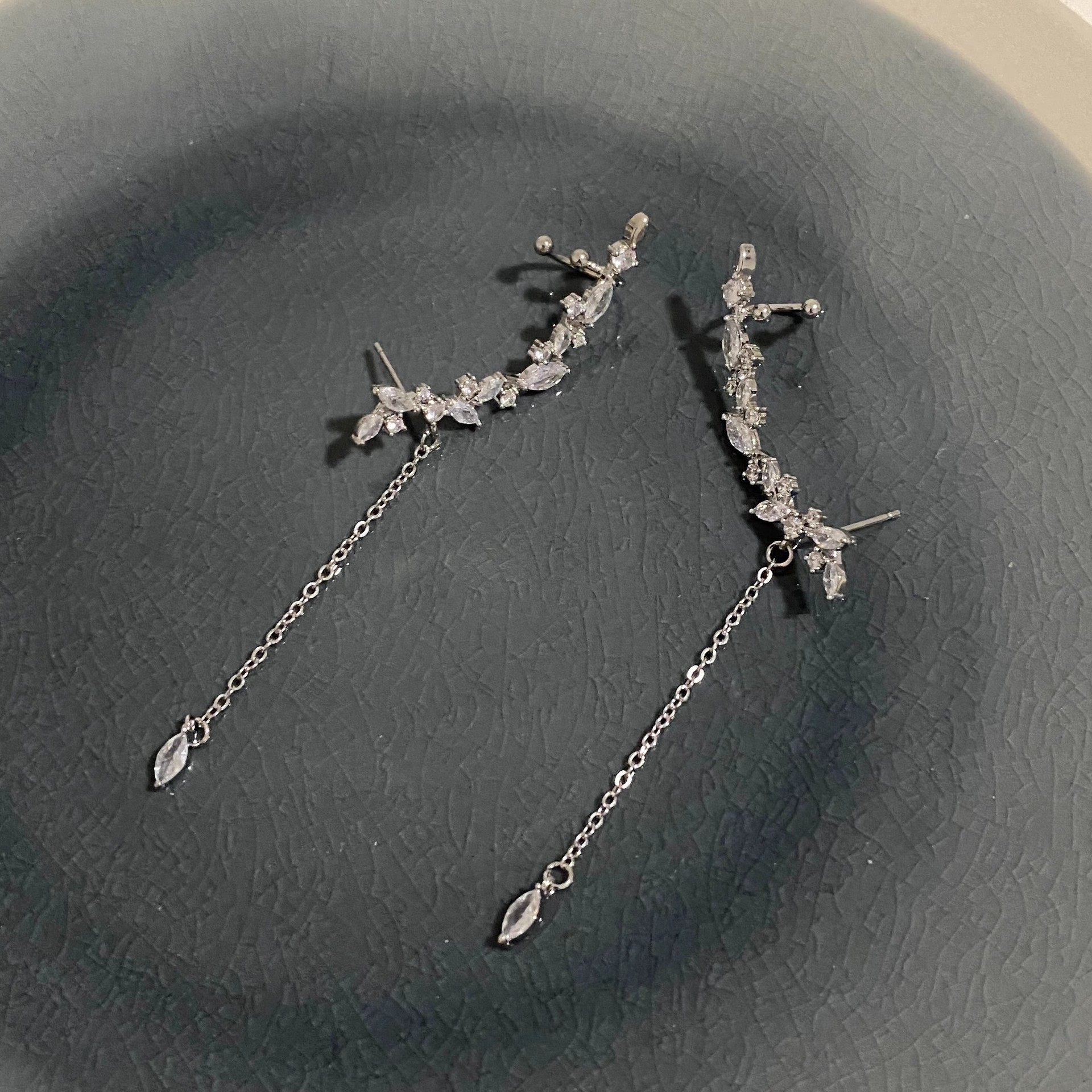 Super dazzling and stylish, fully diamond-encrusted tassels, no ear holes, unique and face-enhancing small and exquisite earrings, ethereal and forest-themed bestsellers details Picture