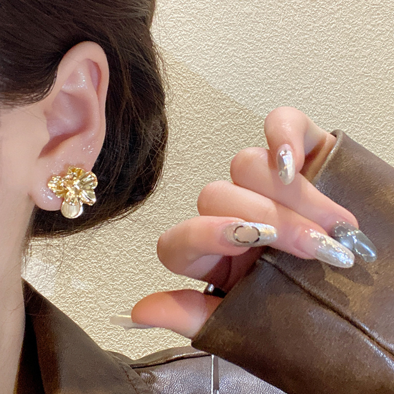 French metal cat's eye stone flower earrings, a light luxury, retro and high-end design for women, with a niche design, are popular ear accessories Application Scenario