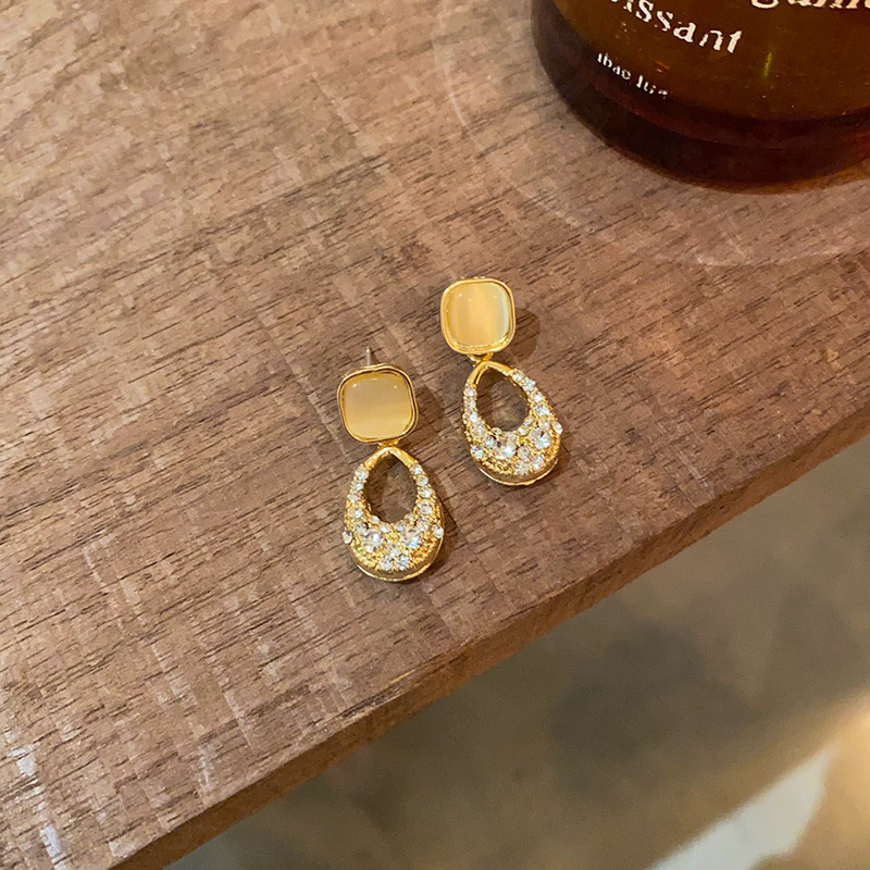 Light luxury and niche diamond-encrusted teardrop-shaped earrings, women's design sense, cat's eye stone stud earrings, fashionable and versatile new style of elegant earrings Specification drawing