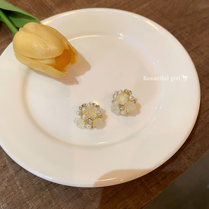 French sweet and elegant flower earrings, a light luxury, niche and high-end look for women, simple and hollowed-out camellia stud earrings Application Scenario