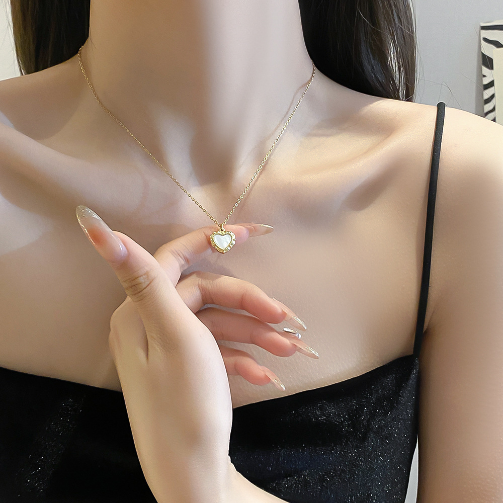 Colorful genuine shell heart titanium steel necklace, women's niche design sense, light luxury collarbone chain, popular online celebrity, non-fading accessory wholesale Application Scenario