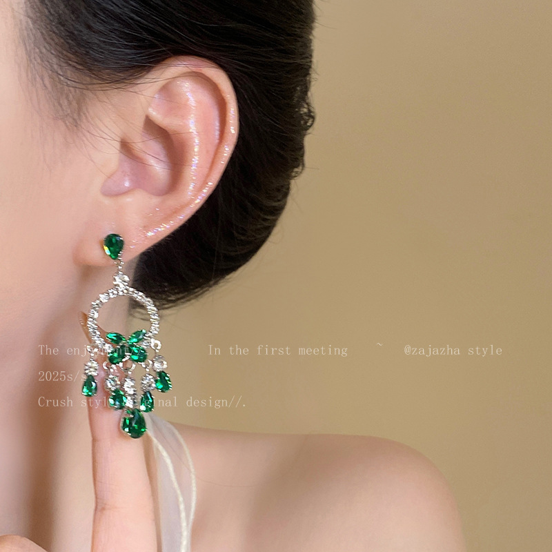 Super fairy-like emerald zircon tassel earrings for women, a new 2025 bestseller with a high-end feel. Versatile and stylish stud earrings are in vogue Specification drawing