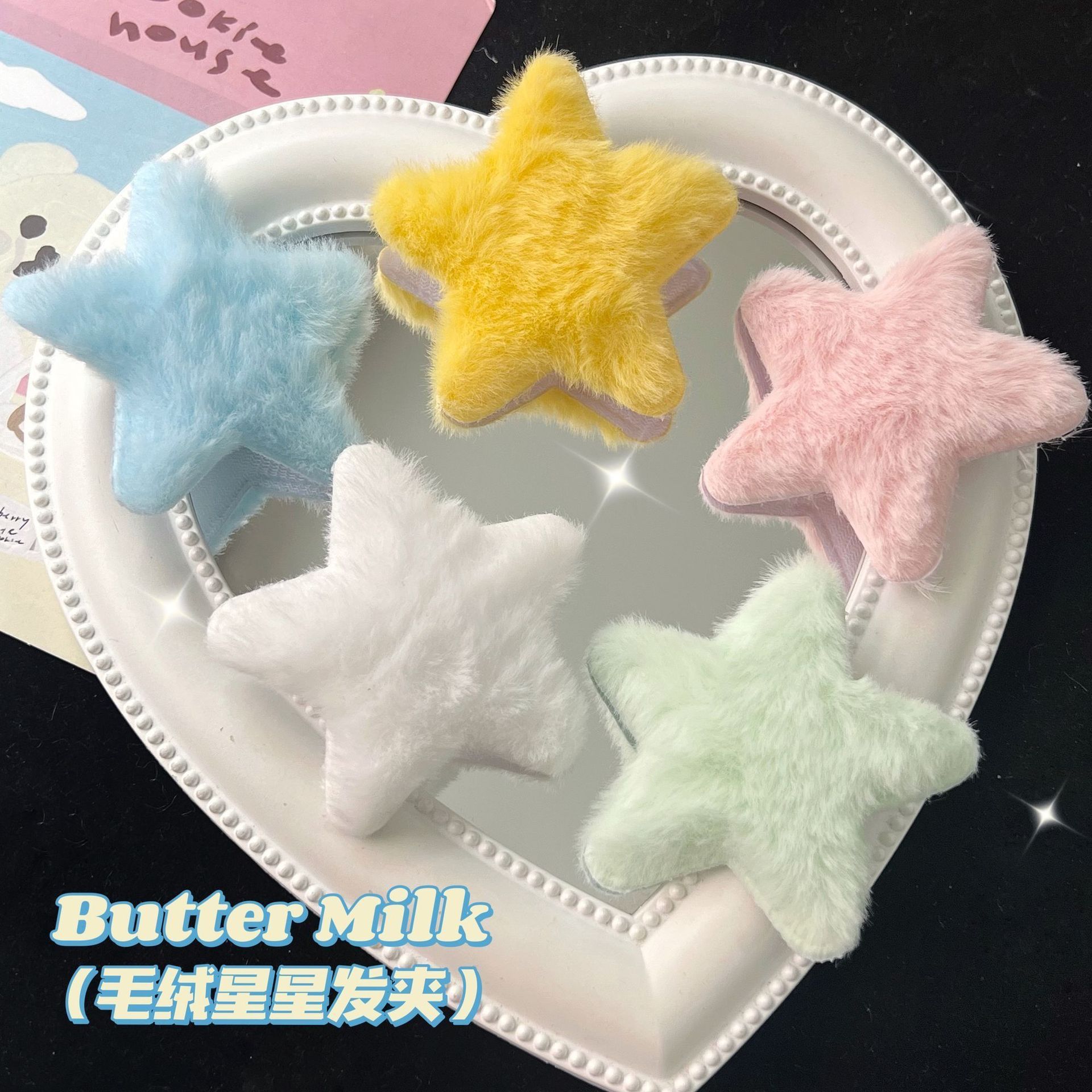 The plush star hair clip is cute and sweet. The five-pointed star hair clip is a autumn and winter collection for girls, featuring dopamine bangs and side hair clips full figure