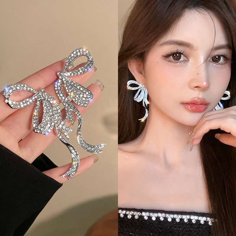 Full-diamond ribbon bow stud earrings in a cold female style, long diamond-encrusted earrings, light luxury, niche, high-end and elegant earrings full figure