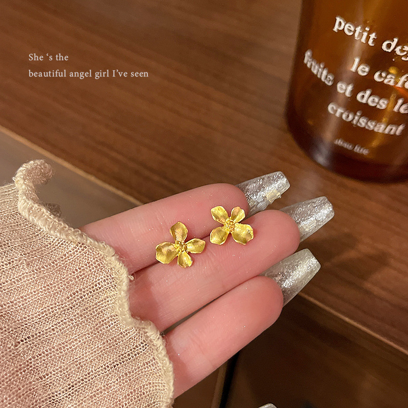 S925 Silver Needle Small Golden flower Earrings, women's fashion, niche, versatile, light luxury, high-end, internet-famous earrings wholesale full figure
