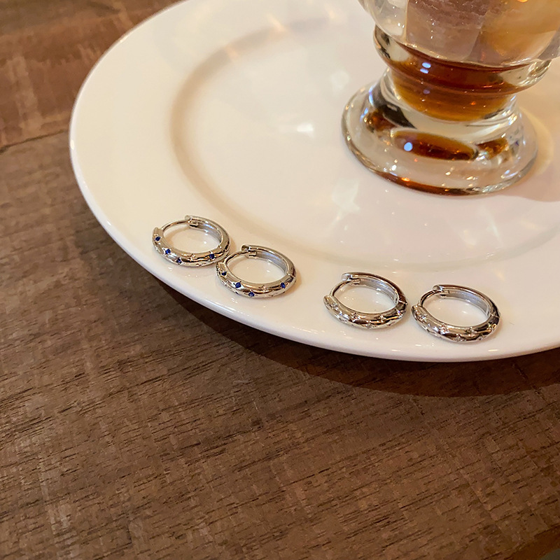 Diamond-encrusted star-studded earrings with a niche design sense, simple Japanese and Korean ear rings, unique and exquisite, versatile and high-end ear buckles Application Scenario
