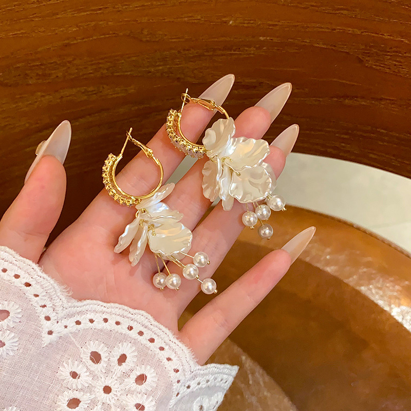 Sweet petal tassel pearl earrings for women, with a grand and fashionable European and American style. Zircon stud earrings, unique and versatile, are popular online earrings full figure