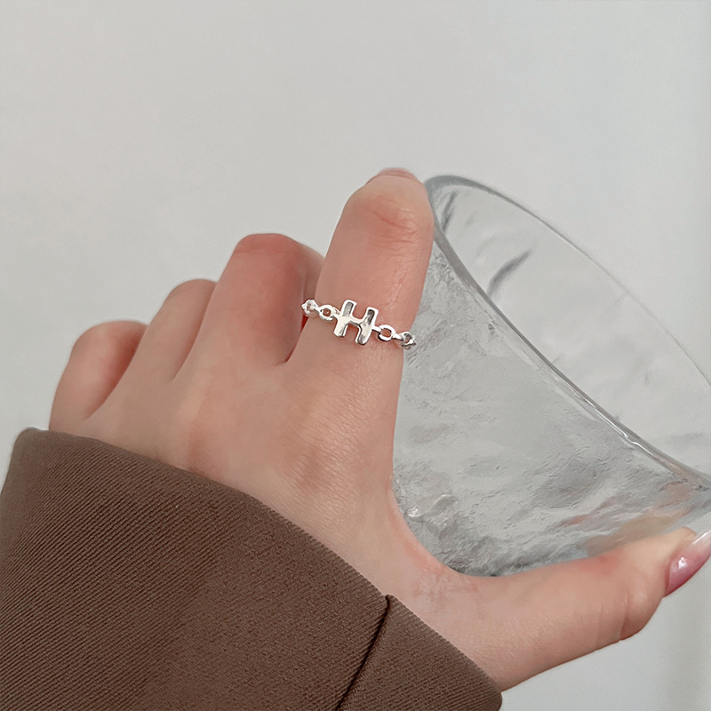 H-letter chain ring, a niche design for women, exudes a sense of sophistication and elegance. It features a geometric index finger opening that can be adjusted, making it a light luxury ring full figure