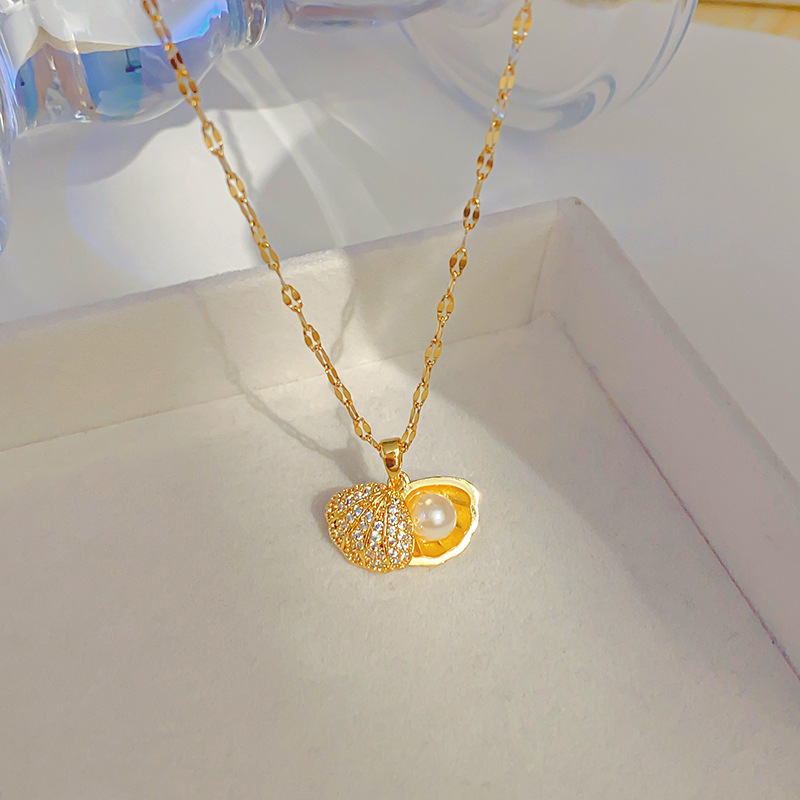 Xiaohongshu's best-selling pearl and shell necklace with zircon inlaid for women, a light luxury collarbone chain and elegant accessory Application Scenario