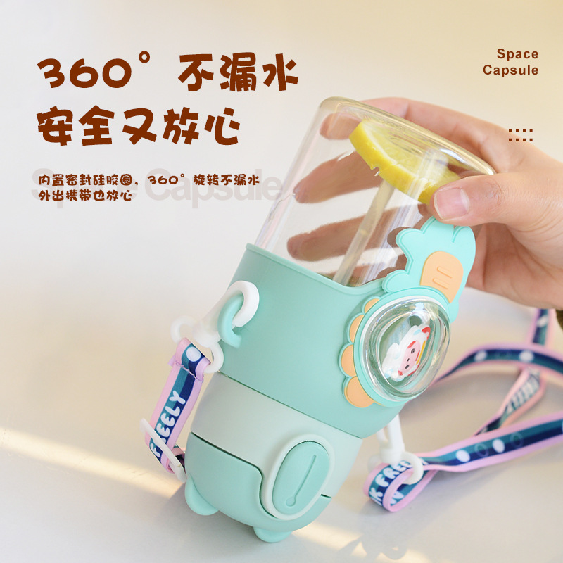 Customized cartoon plastic water cups with straws for kindergarten students in summer 2024 details Picture