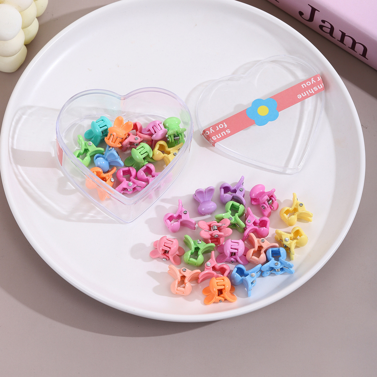 A new cute and non-damaging hair clip headpiece from Macaron, featuring a princess hairstyle with bangs and side hair clips Application Scenario