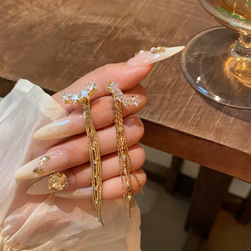 Light luxury and high-end five-pointed star tassel earrings for women, new 2024 style, grand and elegant ladylike stud earrings, a popular and stylish ear accessory Specification drawing
