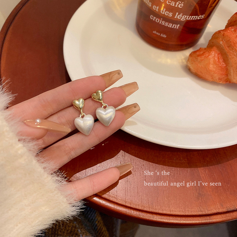Korean-style simple matte double-layer heart-shaped earrings for women, with a light luxury and niche design sense, are versatile and personalized, and are a popular online celebrity accessory Specification drawing