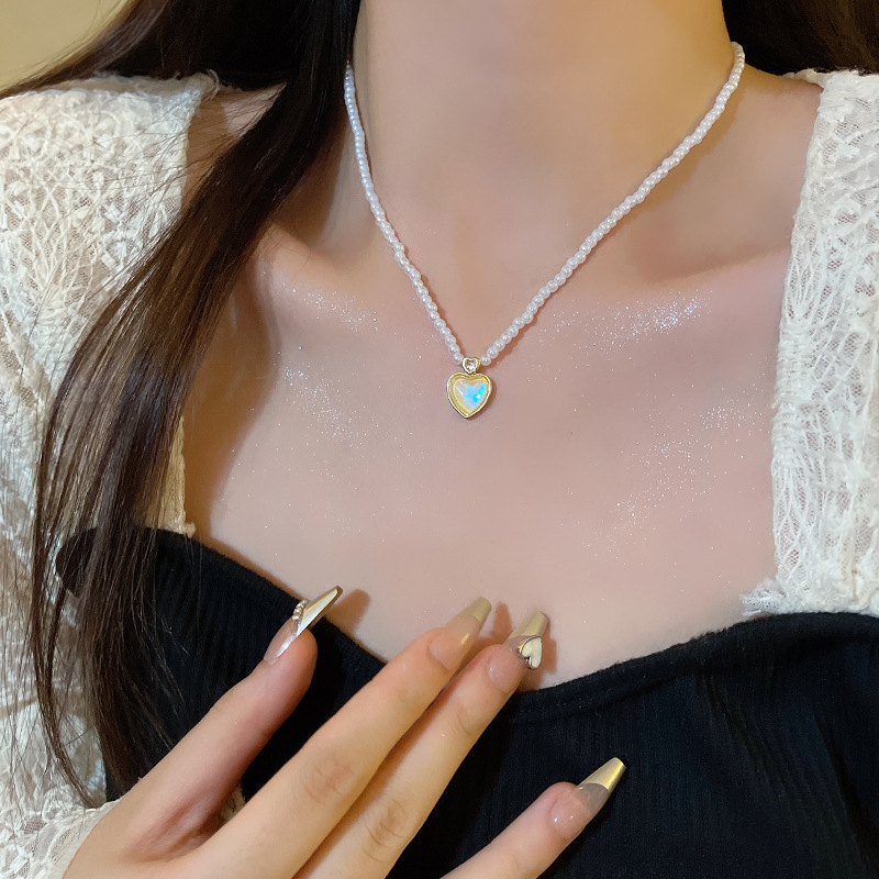 Summer super ethereal, gradient heart-shaped pendant necklace, women's ins style, high-end design sense collarbone chain accessory wholesale Application Scenario