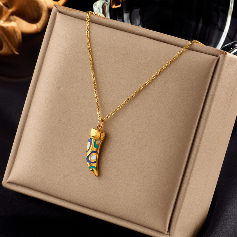 Fashionable and niche ethnic style design, metal titanium steel horn, colorful oil-dripping pendant chain accessory, retro necklace full figure