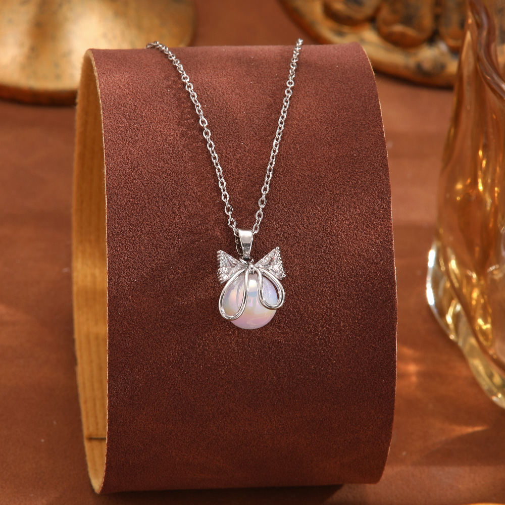 Cross-border European and American flower butterfly titanium steel necklace, women's ins high-end, niche and versatile, internet-famous style collarbone chain accessory Application Scenario