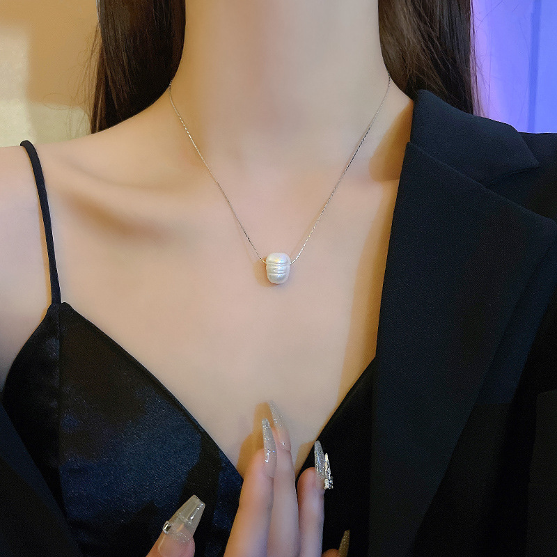 Wholesale of new Korean simple and irregular pearl necklaces that are trendy, light luxury, and popular on Instagram Application Scenario