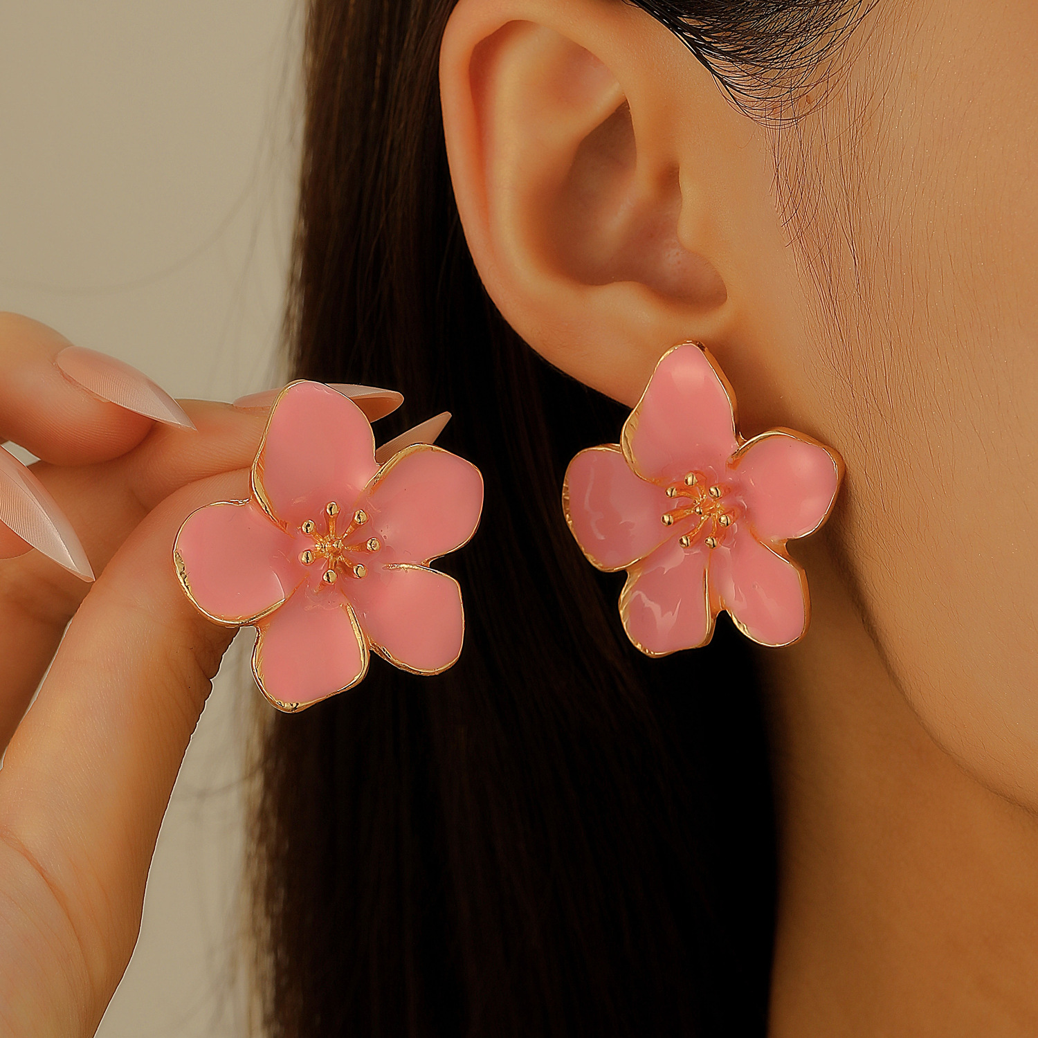 European and American cross-border jewelry, fashionable and retro oil-dripping petal stud earrings, flower earrings and earrings, summer dopamine, high-end feel details Picture