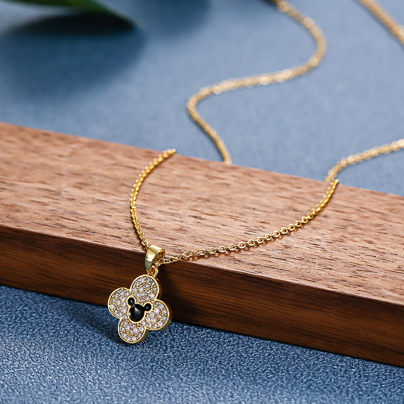 A genuine gold electroplated and slightly inlaid zircon four-leaf clover necklace with a unique and light luxury design for women, a collarbone chain that is a versatile accessory for Internet celebrities details Picture