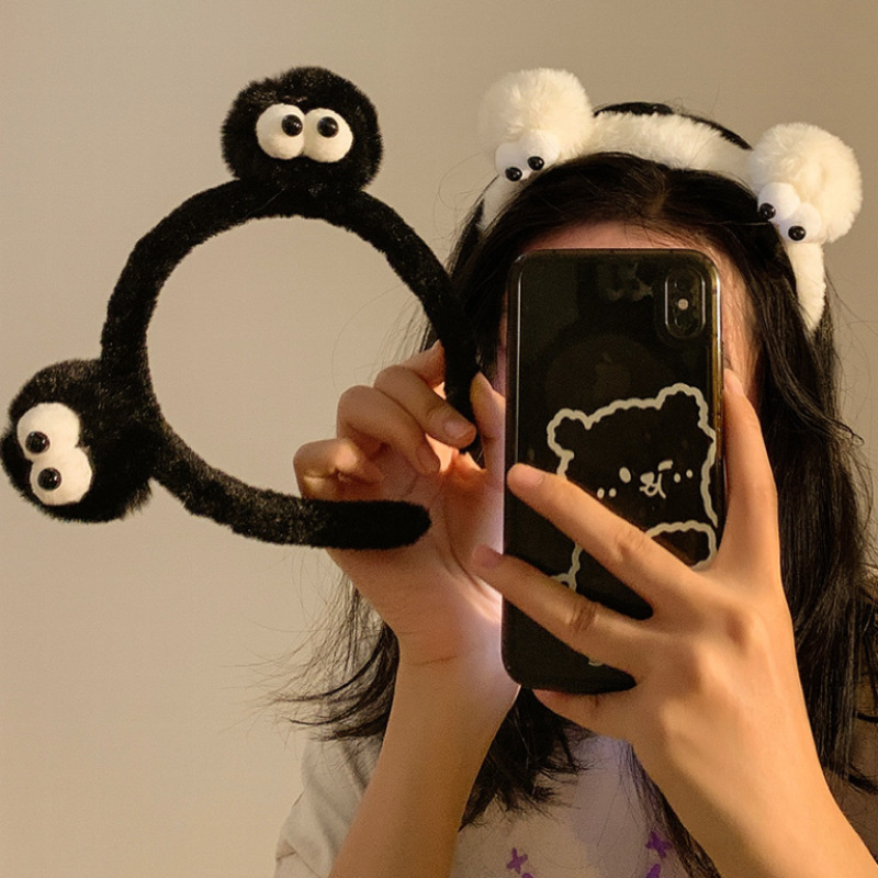 Cartoon plush coal ball hair band, anti-slip headband for girls to wash face and press hair, children's hair clip, cute and versatile hair tie headwear, autumn Application Scenario