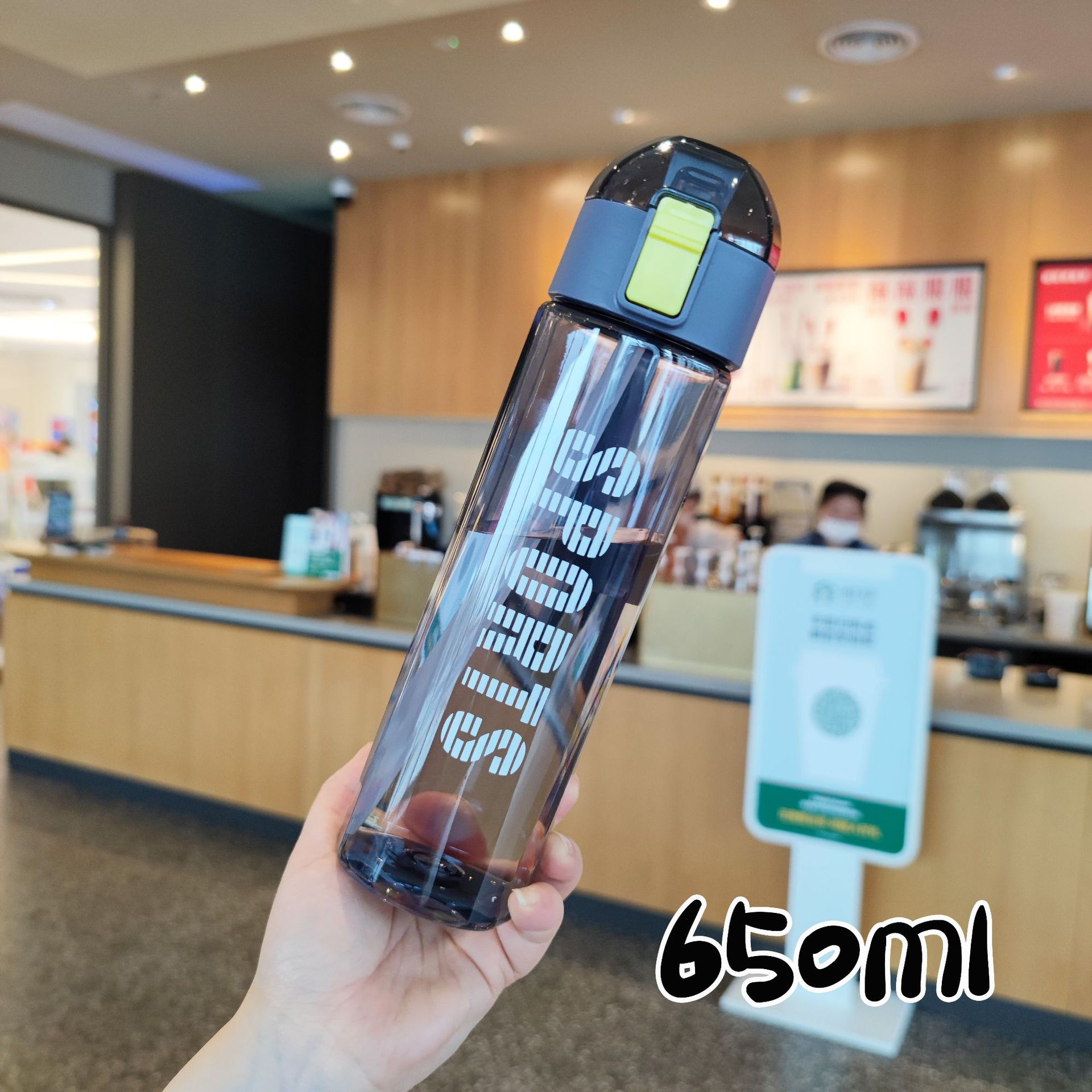Creative new square sports and fitness water bottle, portable silicone handle, spout, straw, plastic water cup with lock full figure