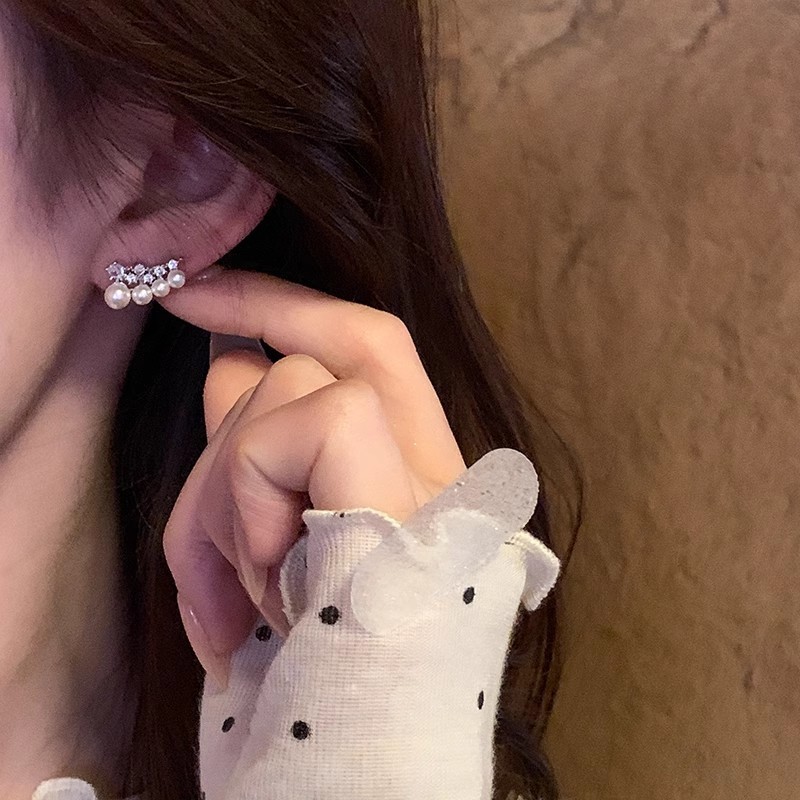 Ultra-sparkling and exquisite zircon wings with diamond-encrusted pearl stud earrings, a unique and elegant women's light luxury niche design, exuding a sense of high-end quality details Picture