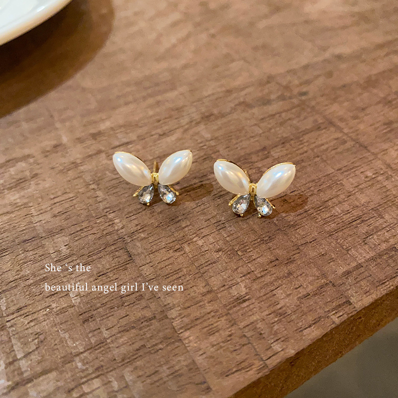 Light luxury style butterfly pearl stud earrings, women's fashion and high-end sense, versatile sweet earrings, zircon internet-famous earrings wholesale Application Scenario