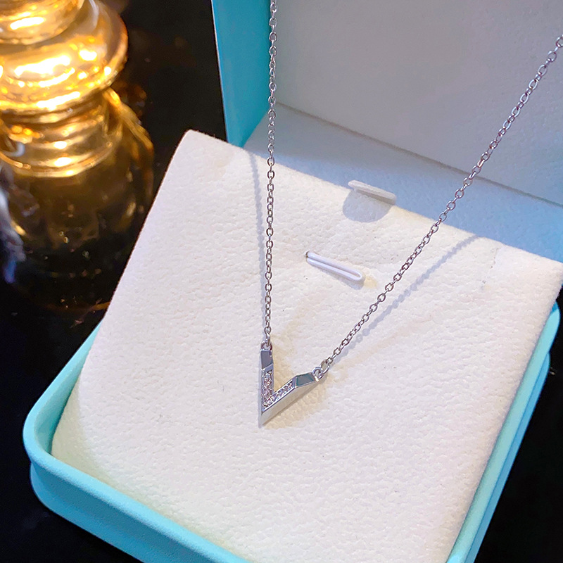 Silver diamond-encrusted V-shaped titanium steel necklace for women, fashionable, simple and versatile collarbone chain, trendy and elegant light luxury accessory wholesale details Picture