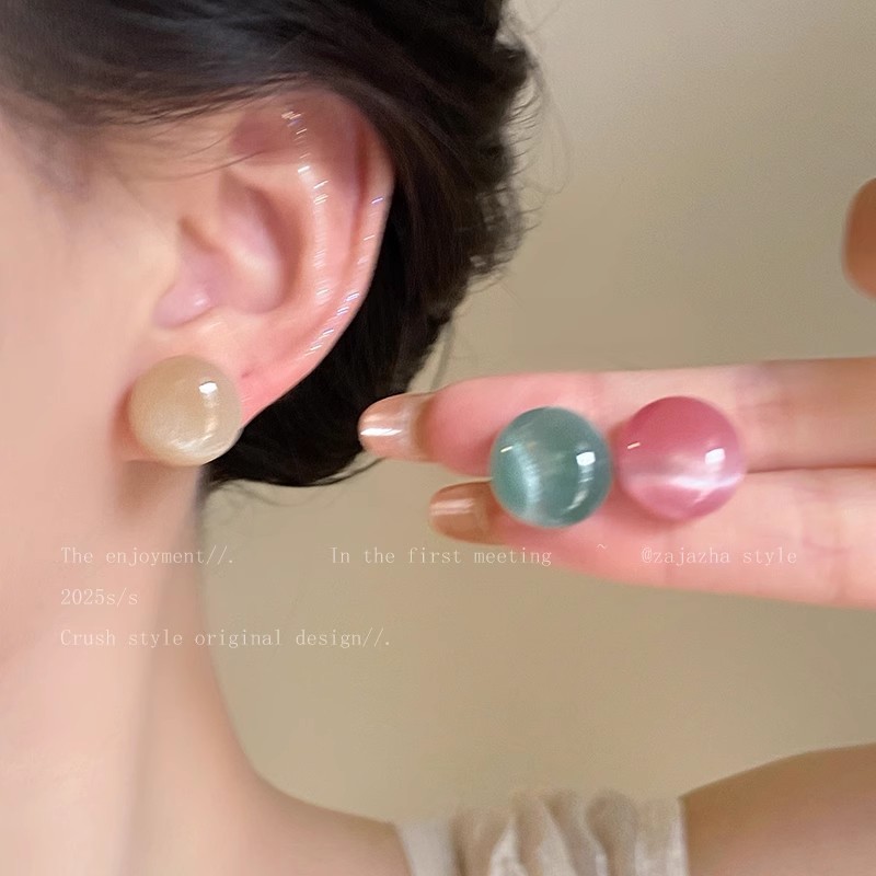 Korean-style dopamine round stud earrings for women, a light luxury and niche style with a gradient color, sweet and elegant, the same geometric shape earrings as those of Internet celebrities full figure
