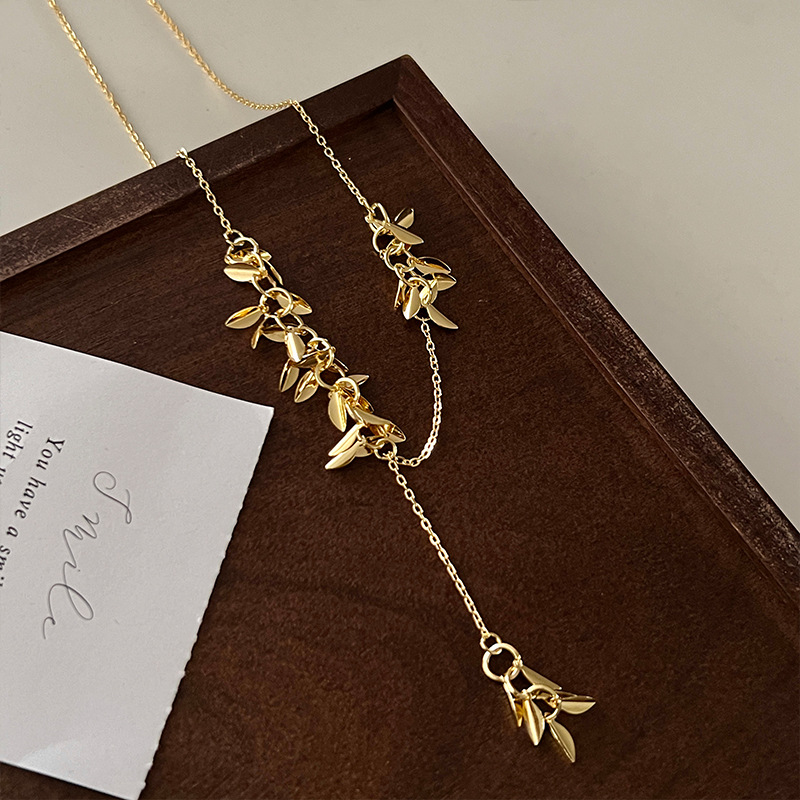 A high-end golden, niche wheat ear Y-shaped necklace for women with a French light luxury and cold style choker collarbone necklace Application Scenario