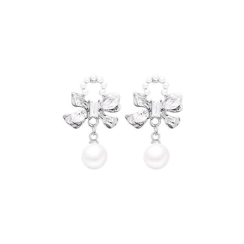 The Korean-style silver bow pearl earrings exude a sense of fashion and sophistication for women. They are versatile and exquisite zircon stud earrings, a best-selling accessory Item Picture
