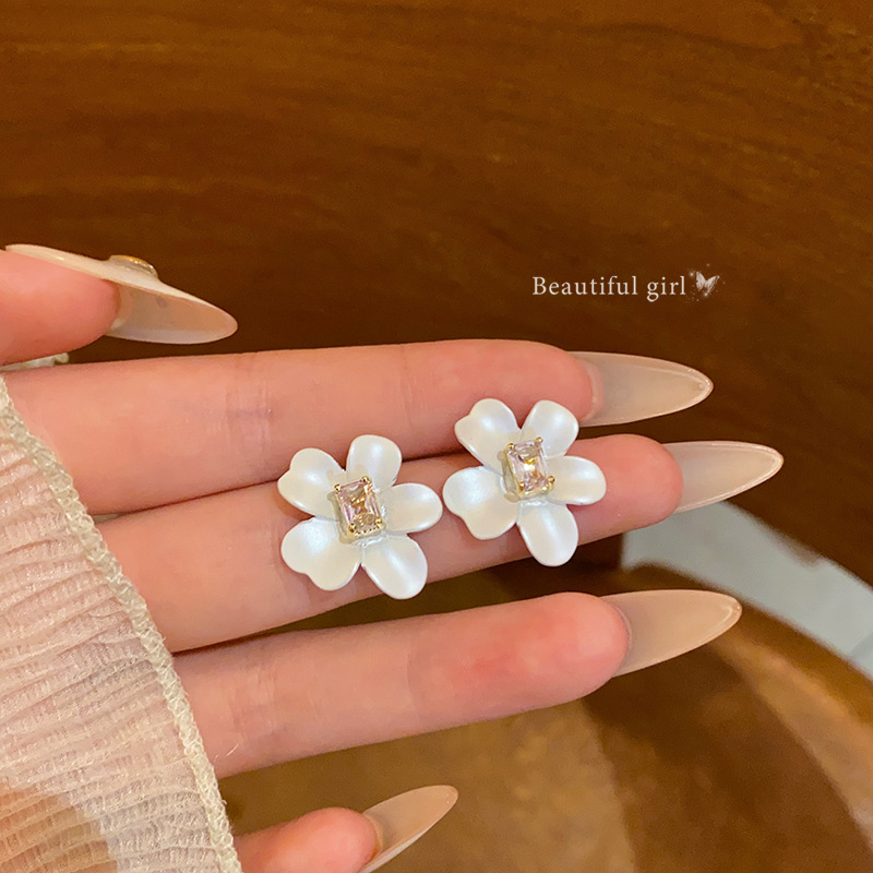 Xiaoxiangfeng diamond-encrusted flower Stud Earrings for Women in Summer 2025, a new sweet, fashionable and fresh floral earring accessory full figure