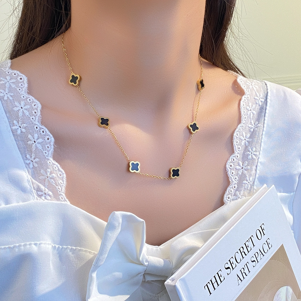 This Japanese and Korean fashion double-sided six-leaf clover titanium steel necklace is simple, versatile and won't fade. It's a popular collarbone chain necklace details Picture