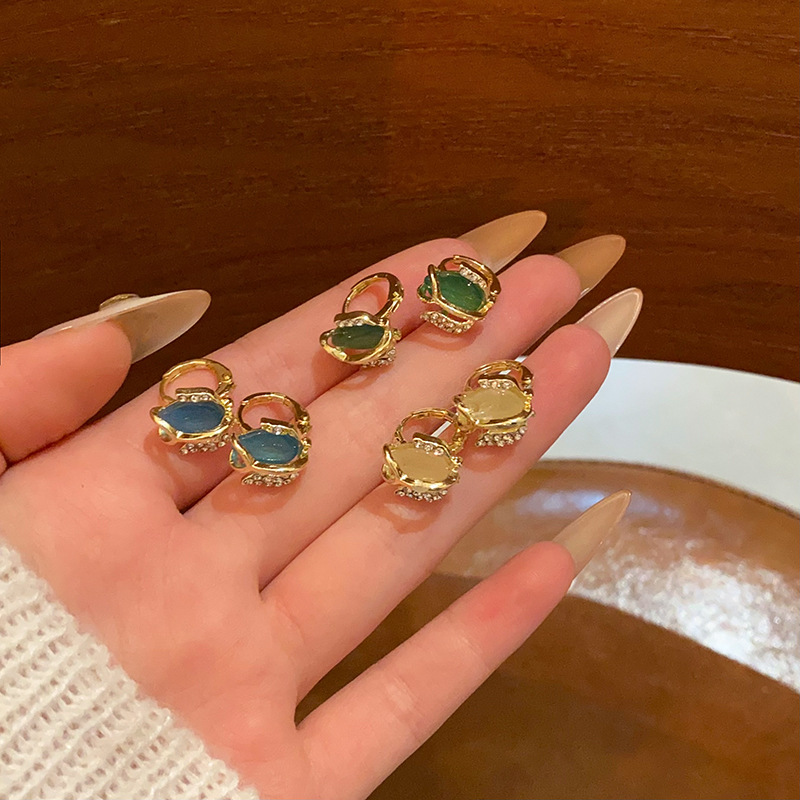Tulip cat's eye stone flower earrings for women, 2025 new style, high-end and light luxury ear buckles, elegant and internet-famous earrings wholesale full figure
