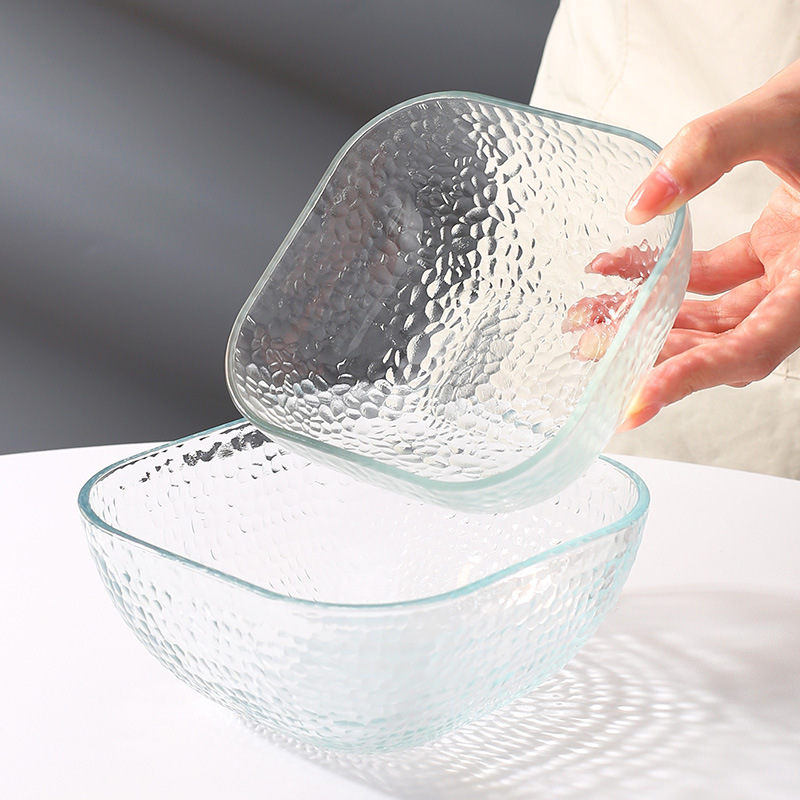 Hammer-patterned glass salad bowls are suitable for storing salads, fruits and desserts. They are simple household tableware bowls for wholesale Application Scenario